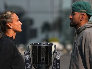 Aryna Sabalenková a Nick Kyrgios pózujú pred Súbojom pohlaví 2025.