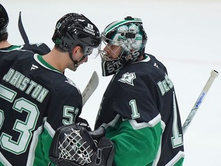 Wyatt Johnston (uprostred) a Casey Desmith si gratulujú v zápase zámorskej NHL Dallas Stars - Ottawa Senators.