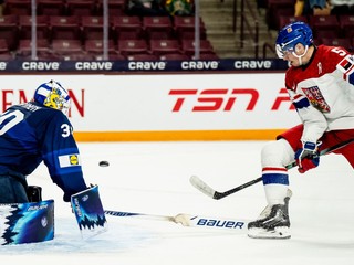 Adam Jiříček strieľa víťazný gól v zápase Česko - Fínsko na MS v hokeji U20 2026.