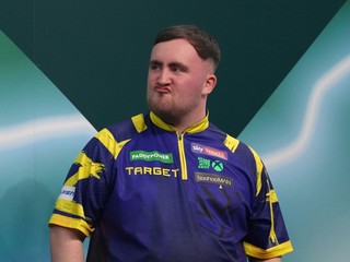 Angličan Luke Littler reaguje po víťazstve vo finálovom zápase majstrovstiev sveta v šípkach.