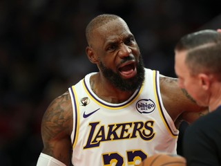 LeBron James v drese Los Angeles Lakers.