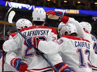 Radosť hokejistov Montrealu z gólu proti Buffalu.