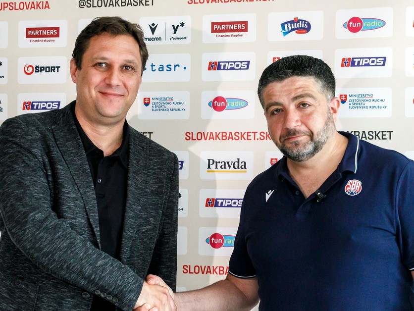 Nový tréner slovenskej basketbalovej reprezentácie Oliver Vidin (vpravo) a prezident Slovenskej basketbalovej asociácie (SBA) Michal Ondruš.