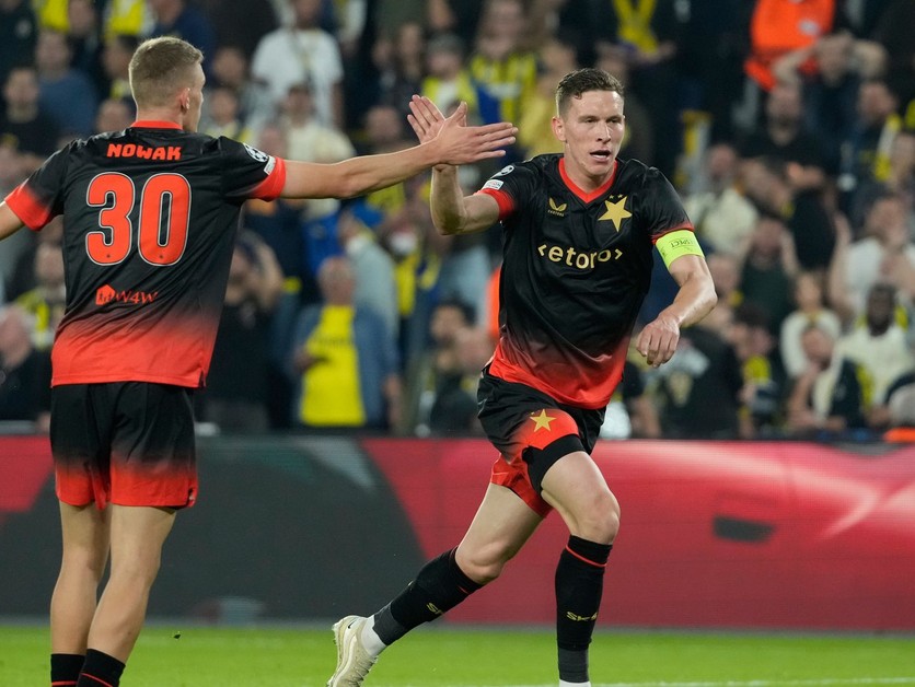 Slavia Praha oslavuje gól.