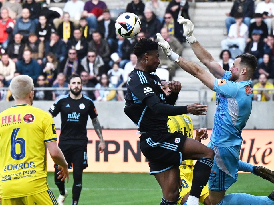 Brankár Dávid Šípoš (vpravo) a Rash Ibrahim v zápase FC Košice - ŠK Slovan Bratislava v 1. kole skupiny o titul v Niké lige.