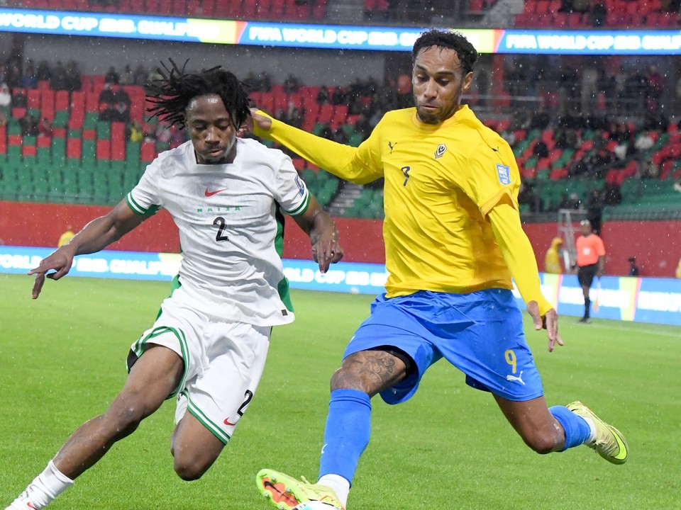 Benjamin Fredrick a Pierre-Emerick Aubameyang v zápase Nigéria - Gabon.
