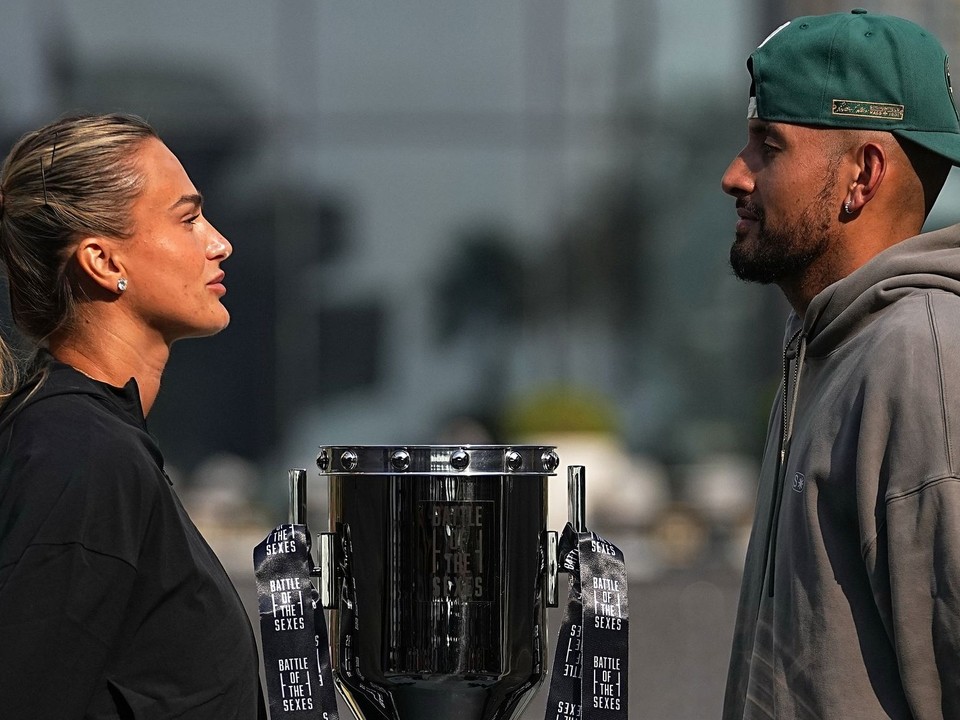 Aryna Sabalenková a Nick Kyrgios pózujú pred Súbojom pohlaví 2025.
