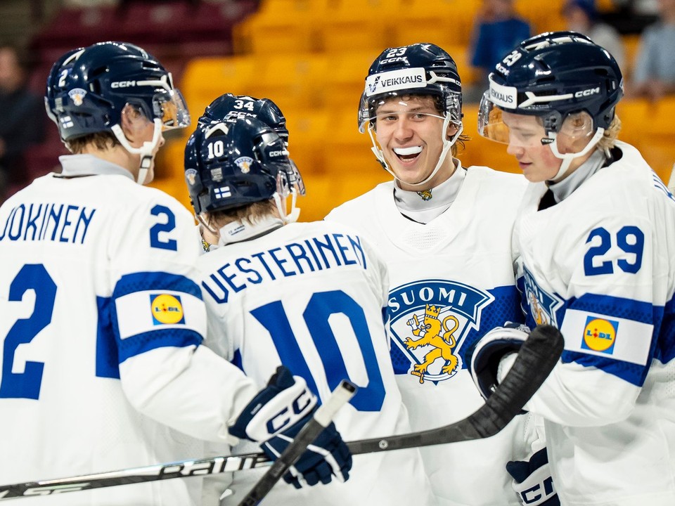 Hráči Fínska sa tešia z víťazstva nad Dánskom.