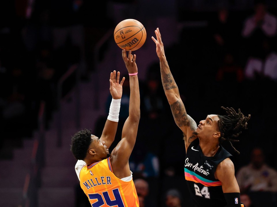 Brandon Miller a Devin Vassell počas zápasu Charlotte - San Antonio.