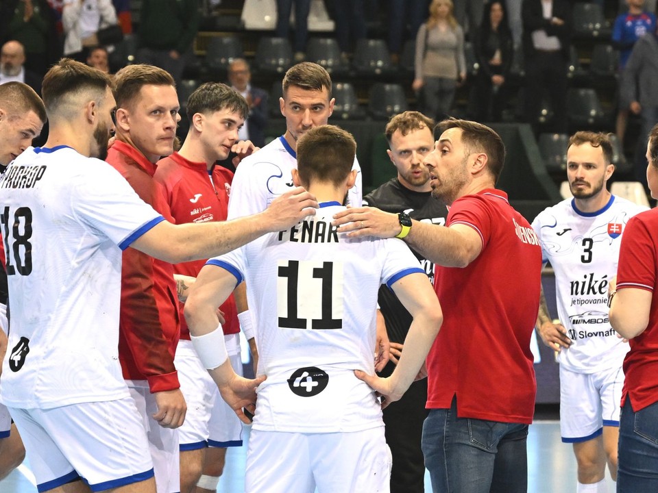 Na snímke slovenskí hádzanári po prehre prvého barážového zápasu o postup na MS 2027 Slovensko - Severné Macedónsko. 