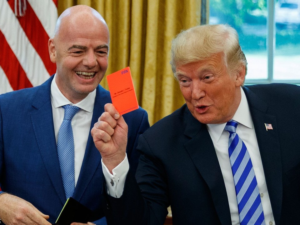 Vpravo prezident USA Donald Trump a prezident FIFA Gianni Infantino.