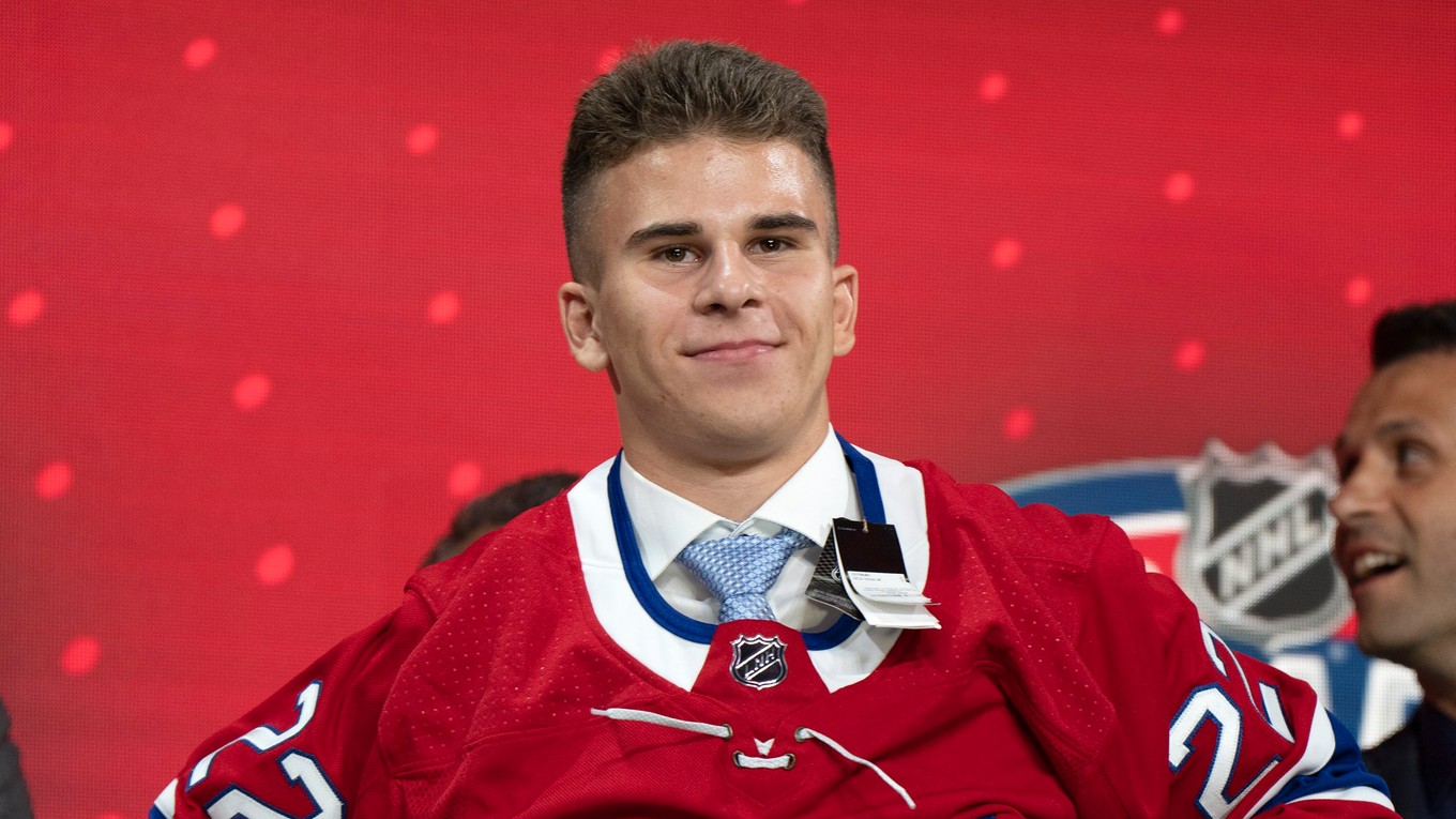 Filip Mešár v drese Montrealu Canadiens počas Draftu NHL 2022.