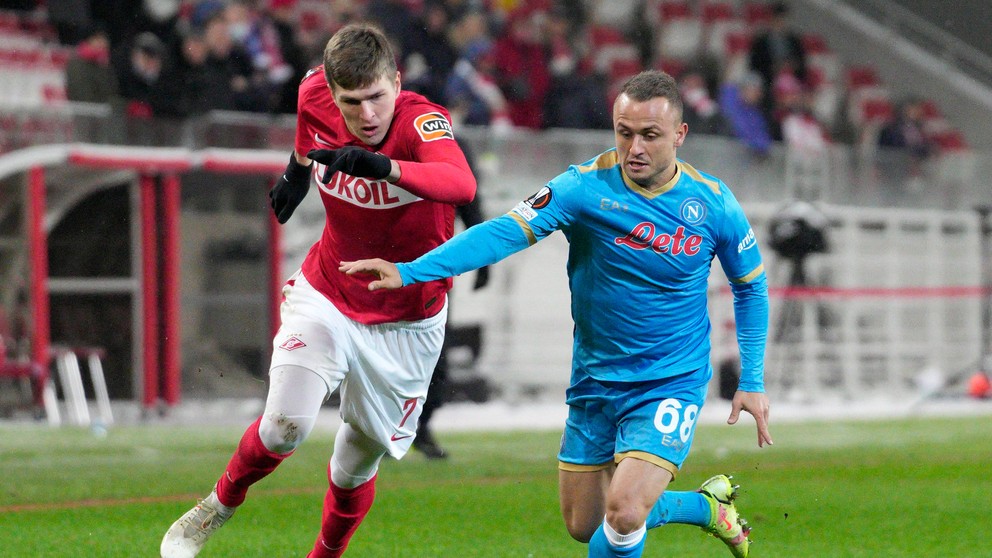 Stanislav Lobotka (vpravo) v zápase proti Spartaku Moskva.