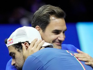Roger Federer gratuluje Matteovi Berrettinimu.