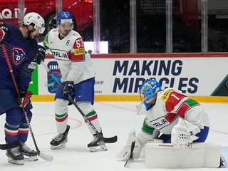 Momentka zo zápasu Francúzsko - Taliansko na MS v hokeji 2022.