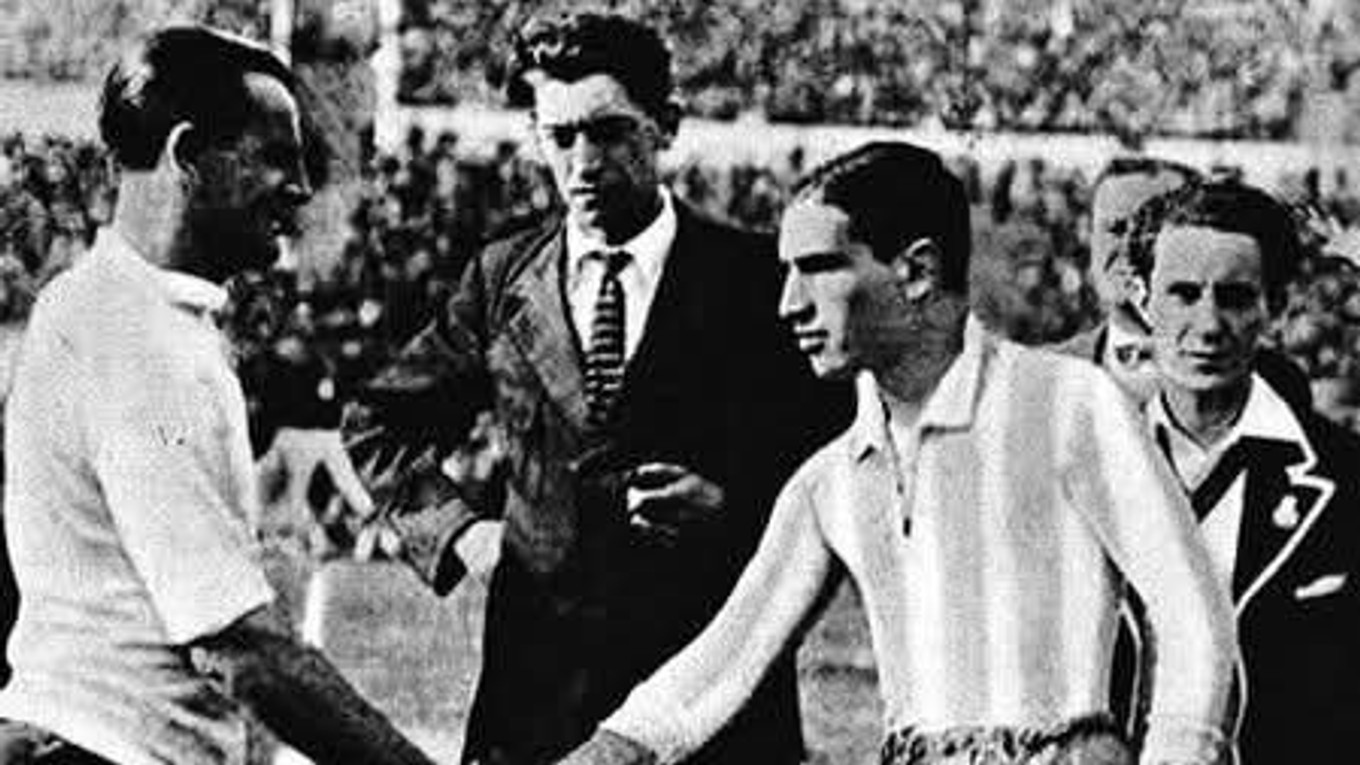 V pozadí John Langenus