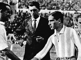 V pozadí John Langenus