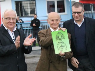 Jozef Tarcala (v strede) počas krstu knihy 90 rokov bardejovského futbalu.