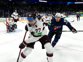 Momentka zo zápasu USA - Lotyšsko na MS v hokeji 2022.
