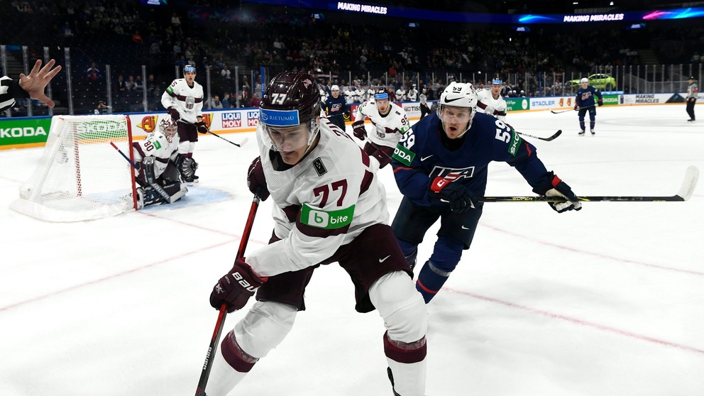 Momentka zo zápasu USA - Lotyšsko na MS v hokeji 2022.