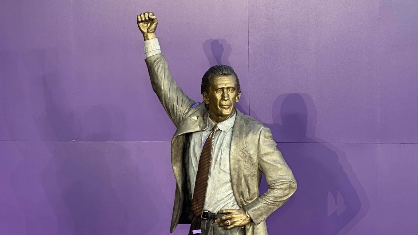 Socha trénera Pata Rileyho