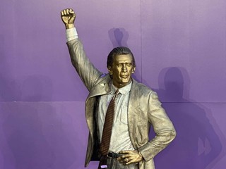 Socha trénera Pata Rileyho