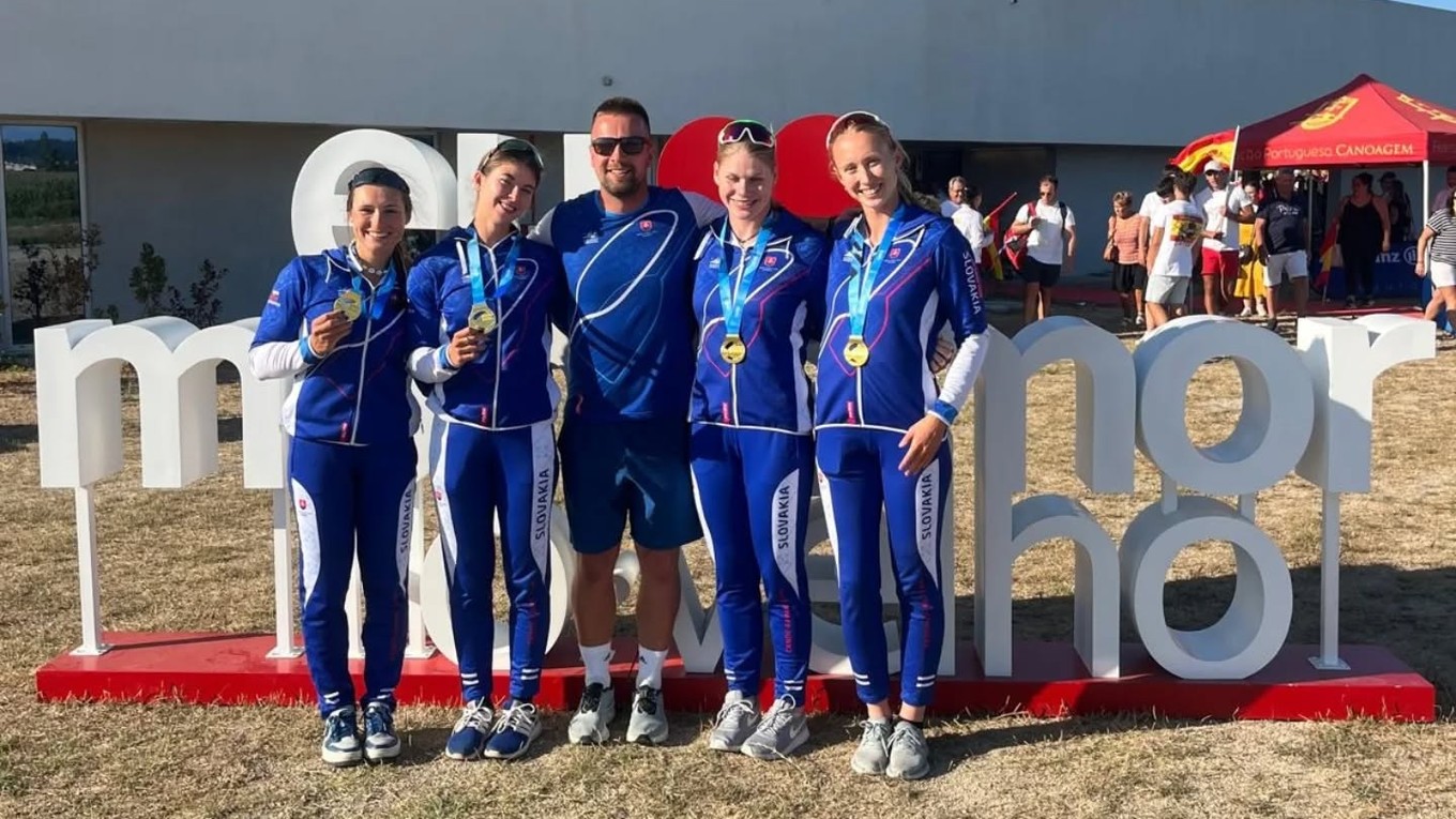 Členky ženského štvorkajaku.