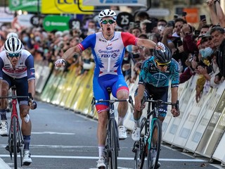 Arnaud Démare vyhral klasiku Paríž - Tours. 