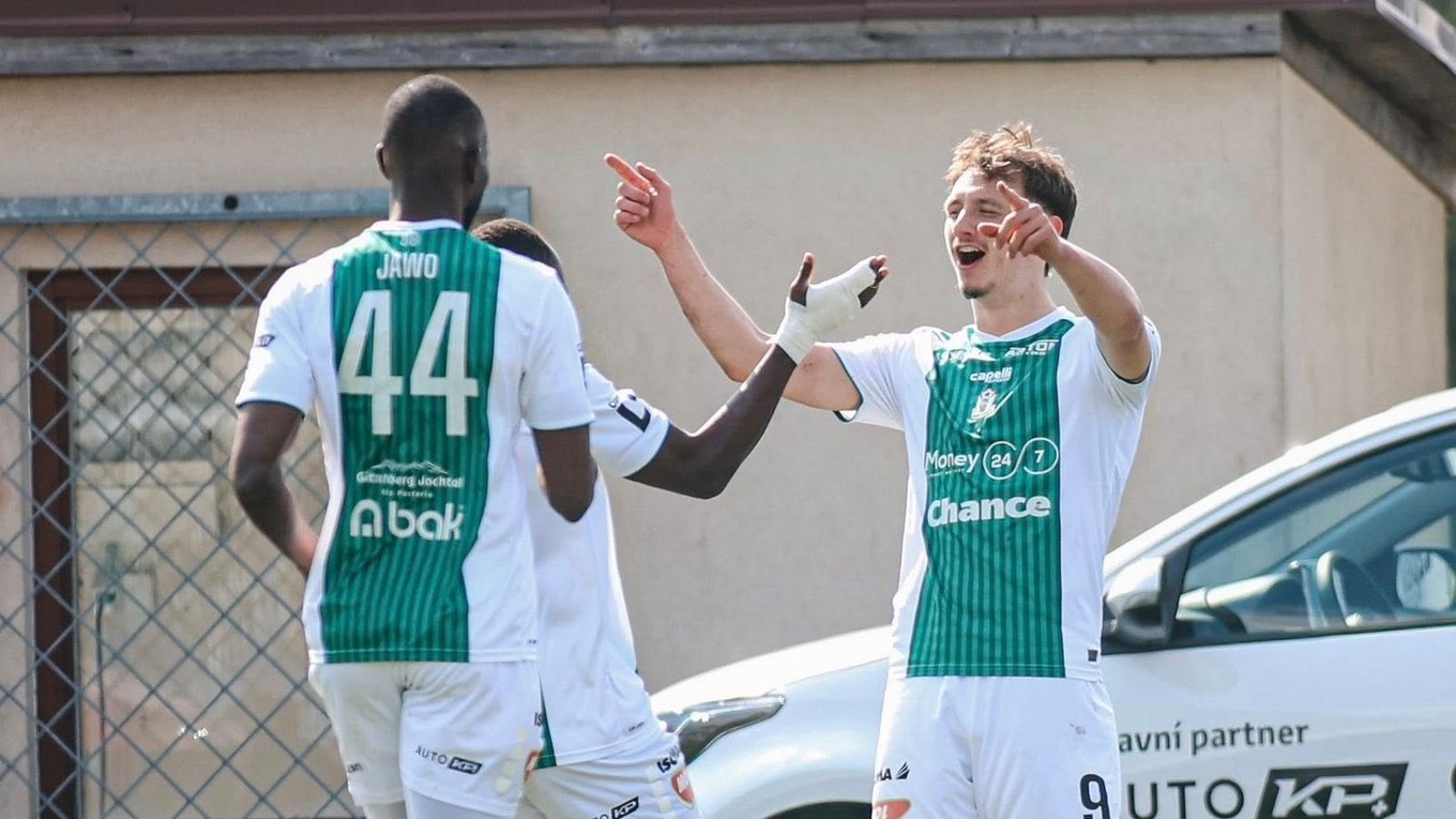 Dominik Hollý oslavuje gól so spoluhráčmi.