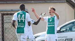 Dominik Hollý oslavuje gól so spoluhráčmi.