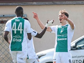 Dominik Hollý oslavuje gól so spoluhráčmi.