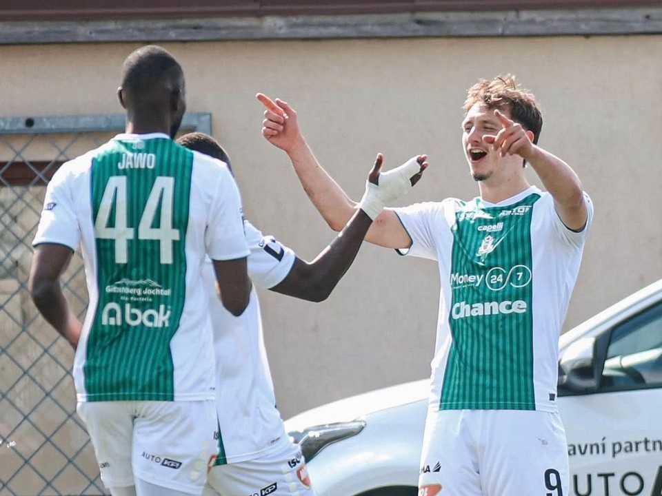 Dominik Hollý oslavuje gól so spoluhráčmi.