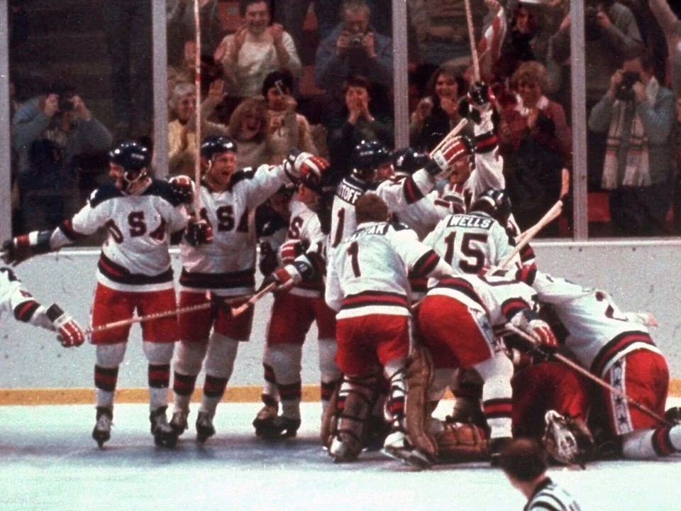 Amatérski hokejisti USA zdolali na ZOH 1980 vtedajší Sovietsky zväz. Zápas sa nazýva aj zázrak na ľade. 
