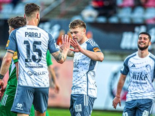 Futbalisti Podbrezovej oslavujú gól