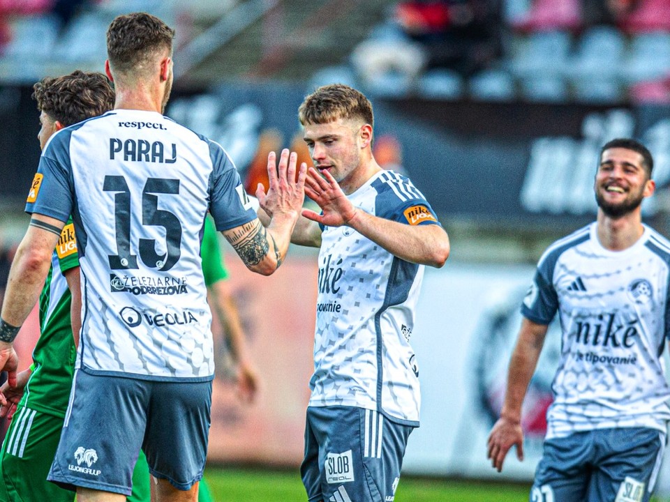 Futbalisti Podbrezovej oslavujú gól