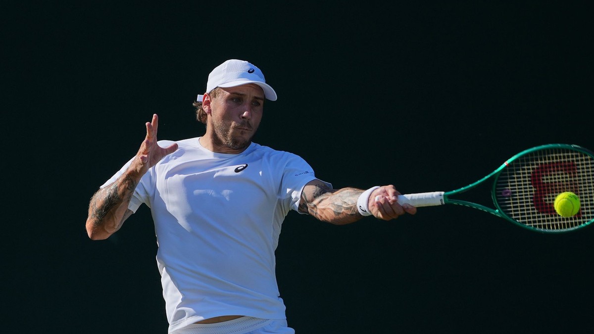 Slovenský tenista Alex Molčan v zápase 2. kola na Wimbledone.
