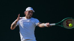 Slovenský tenista Alex Molčan v zápase 2. kola na Wimbledone.