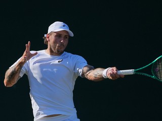 Slovenský tenista Alex Molčan v zápase 2. kola na Wimbledone.