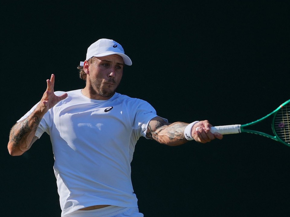 Slovenský tenista Alex Molčan v zápase 2. kola na Wimbledone.