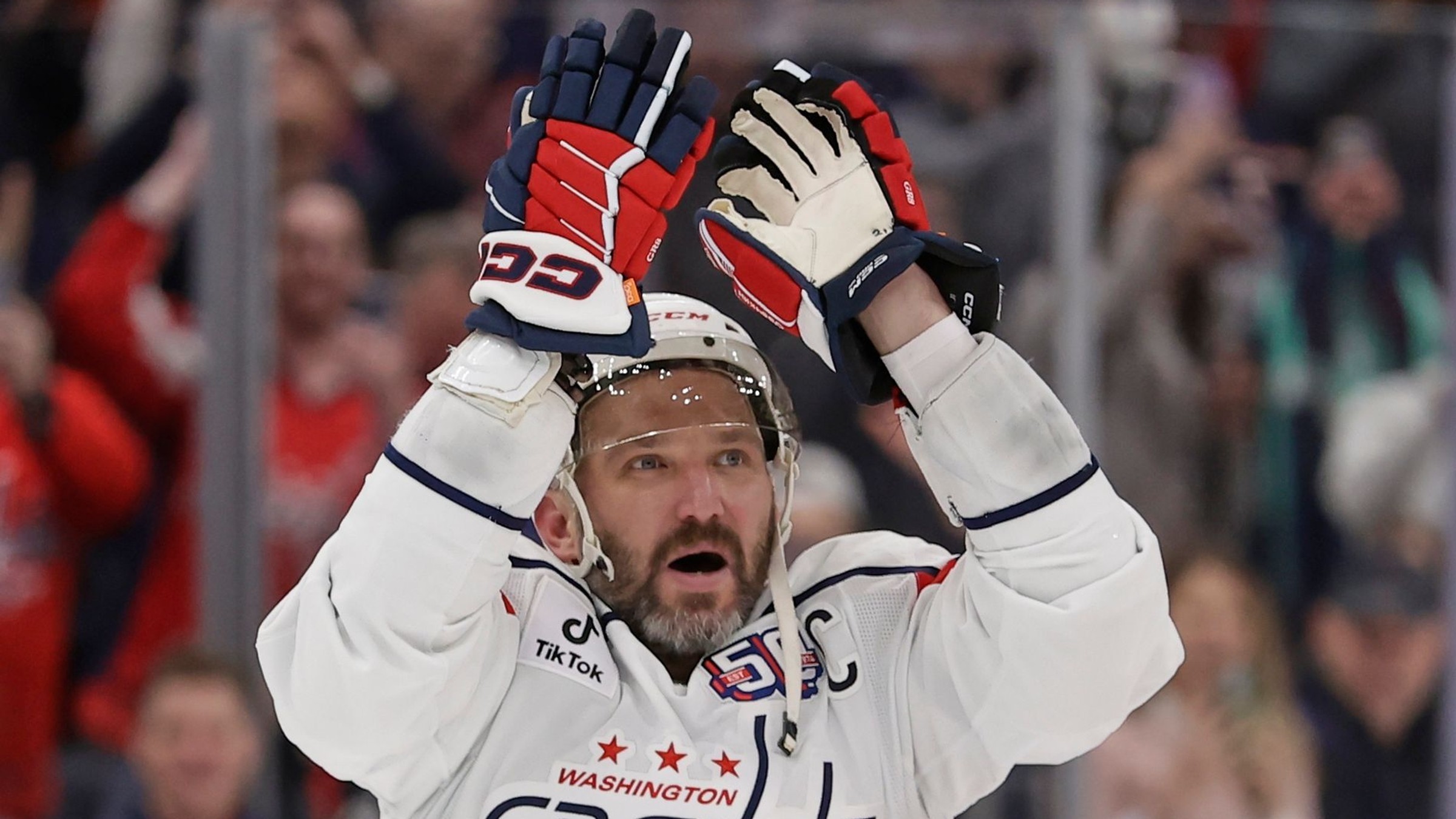 Alexander Ovečkin so slzami v očiach oslavuje prekonanie rekordu v počte gólov v NHL.