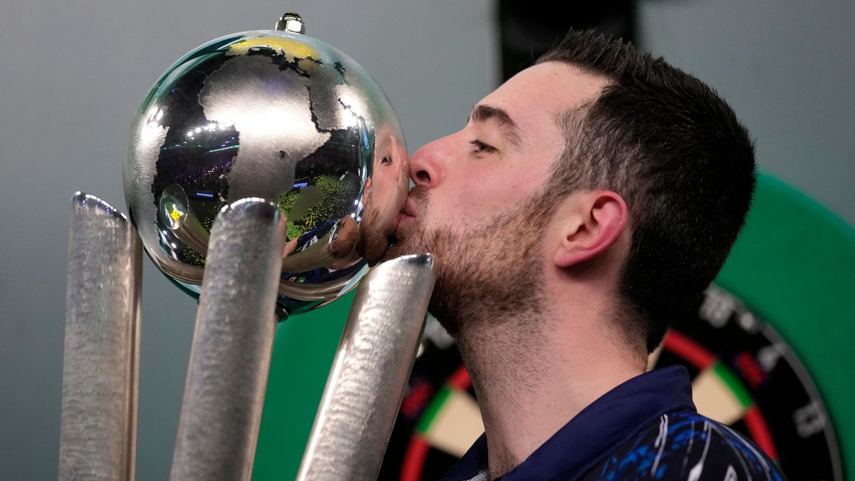 English Player Luke Humphries Wins 2024 World Darts Championship in