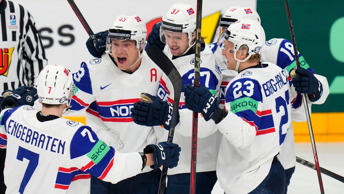 Markus Vikingstad oslavuje so spoluhráčmi gól počas zápasu Veľká Británia - Nórsko na MS v hokeji 2024. 