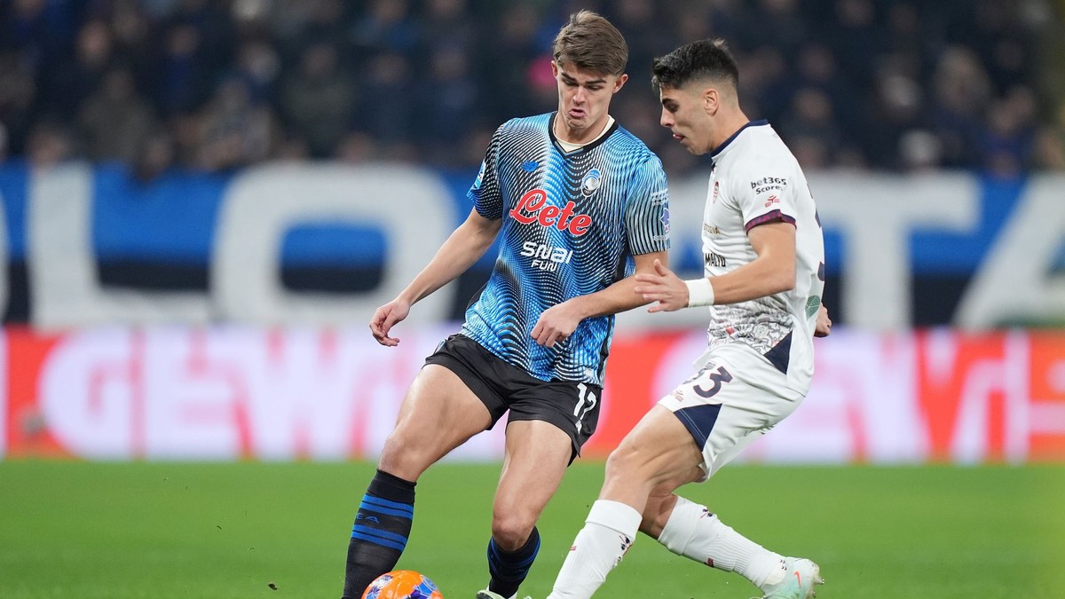 Vpravo Adam Obert v zápase proti Atalante Bergamo.