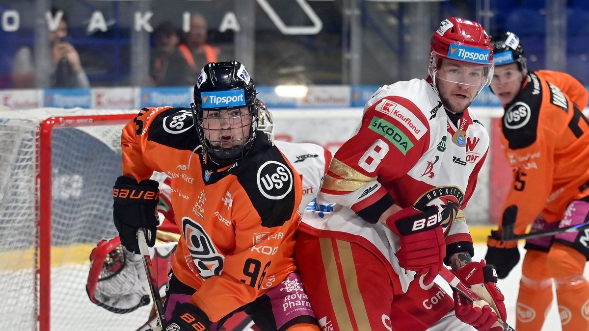 Zľava Patrik Timko (Košice) a Michal Chatrnúch (Prešov) v 40.kole Tipsport ligy.