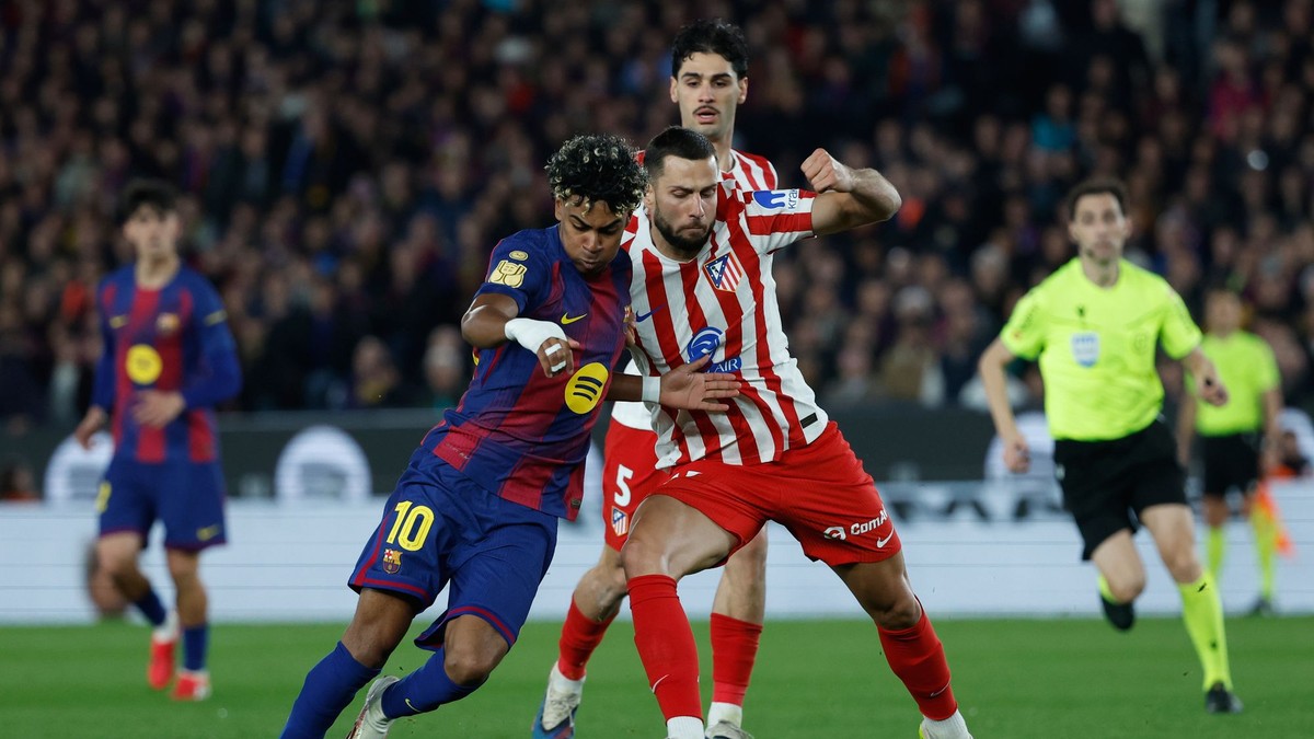 Lamine Yamal a Dávid Hancko. 