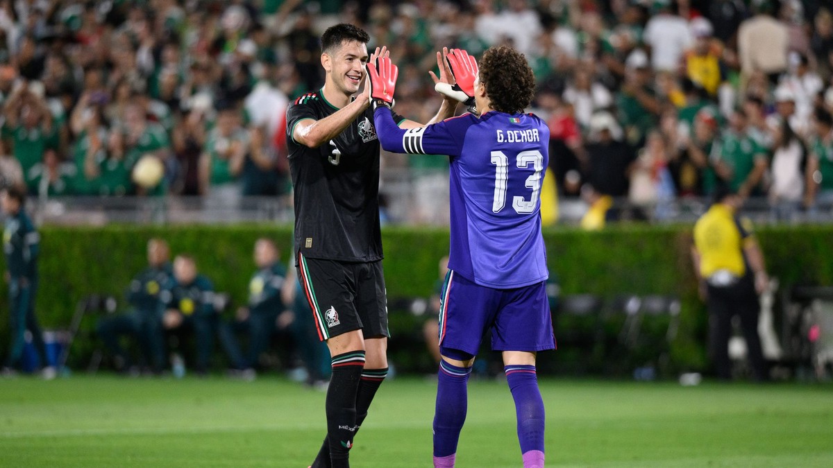 César Montes a Guillermo Ochoa