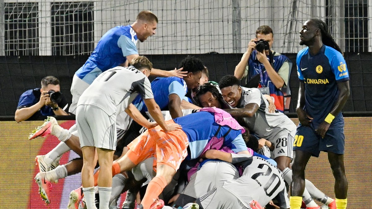 Futbalisti ŠK Slovan Bratislava oslavujú gól.