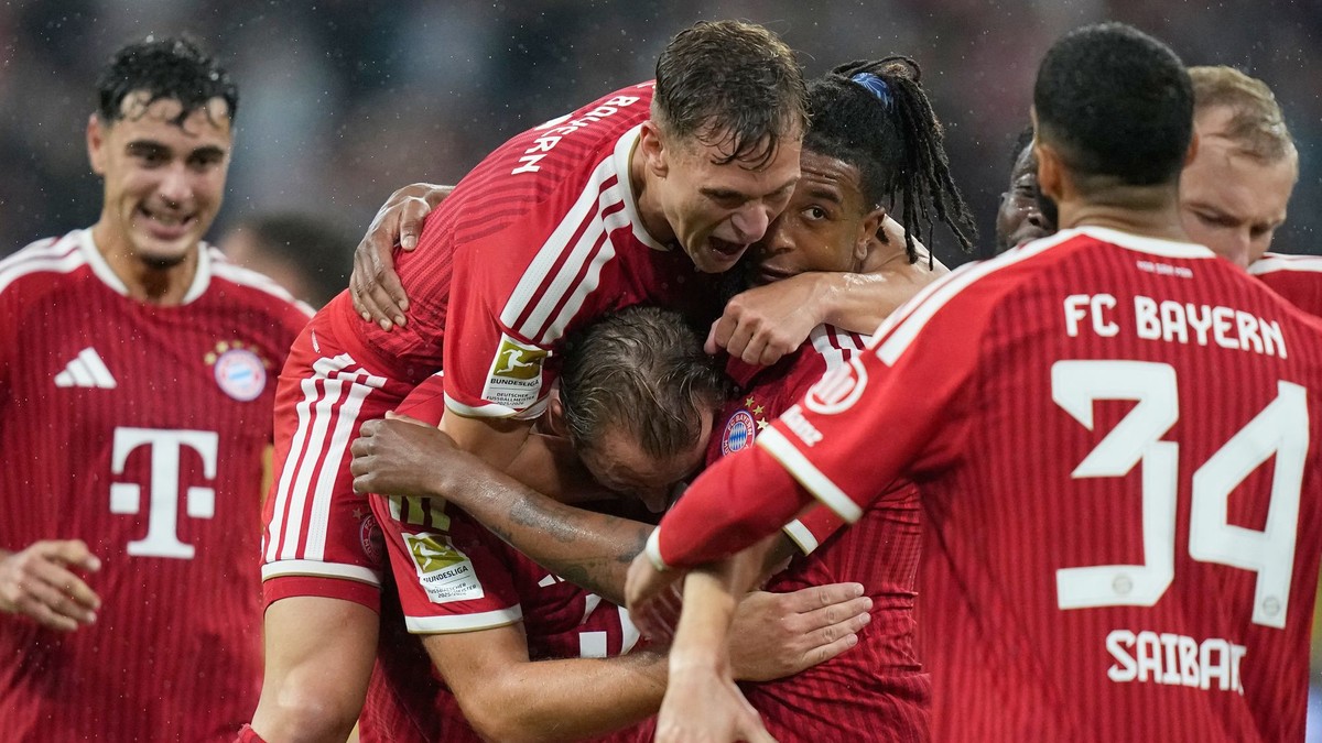 Na snímke hráči Mníchova Michael Olise (uprostred vpravo), Joshua Kimmich (hore) a Harry Kane sa tešia z gólu