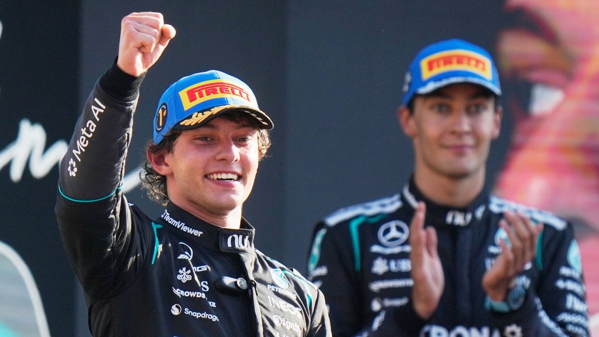 Taliansky jazdec F1 Andrea Kimi Antonelli z tímu Mercedes (vľavo).
