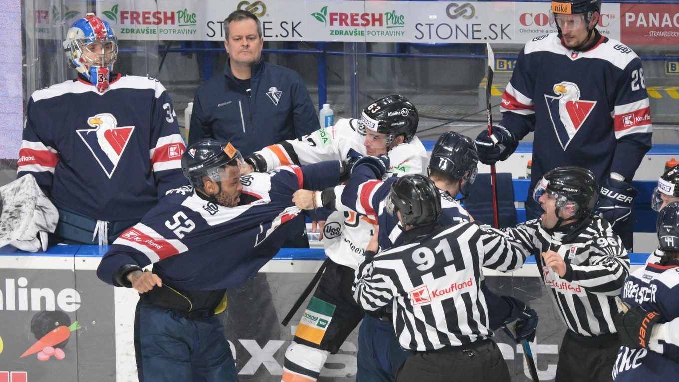 Šarvátka počas zápasu 11. kola hokejovej Tipos extraligy HC Košice - HC Slovan Bratislava.